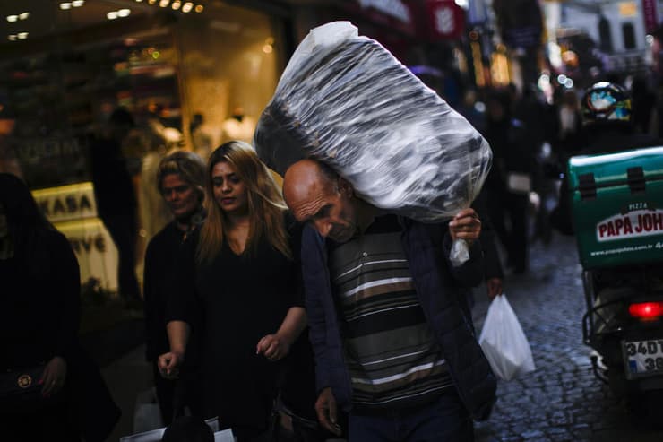 אזרחים באזור מסחרי או שוק ב איסטנבול טורקיה במצל האינפלציה הגואה במדינה