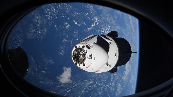 קפסולה קפוסלת דראגון של ספייס איקס Spacex spacex מגיעה ל תחנת החלל הבינלאומית חלל