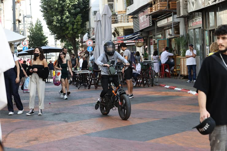 רוכבי אופניים דוהרים על המדרכה בתל אביב