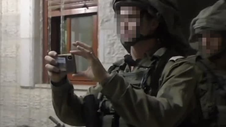 תיעוד: לוחמים נכנסים לבית פלסטיני בחברון, מצלמים את המשפחה. על רקע התחקיר על התוכנה לזיהוי פנים שצה"ל עושה בה שימוש