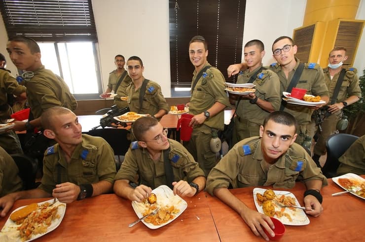 חיילים בחדר אוכל צבאי
