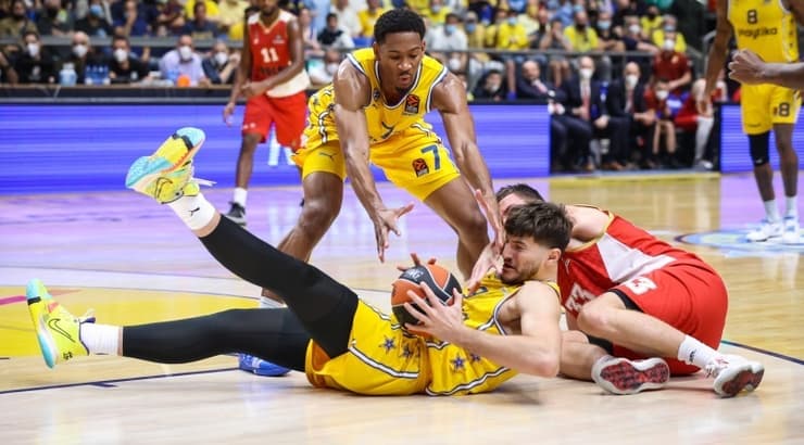 רומן סורקין וקמרון טיילור (איציק בלניצקי) רומן סורקין וקמרון טיילור