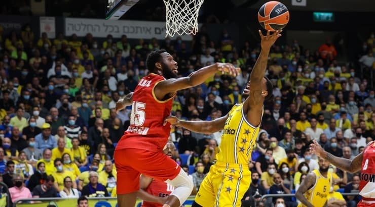 ג'יימס נאנלי עולה לסל (איציק בלניצקי) ג'יימס נאנלי עולה לסל