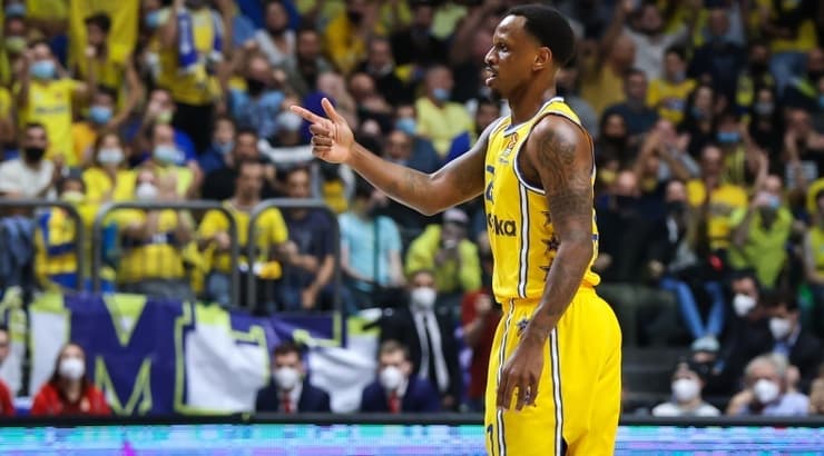 ג'יימס נאנלי (איציק בלניצקי) ג'יימס נאנלי