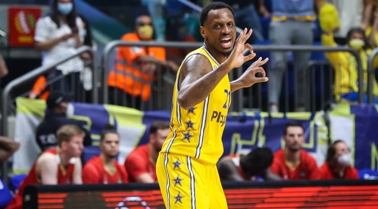 ג'יימס נאנלי (איציק בלניצקי) ג'יימס נאנלי