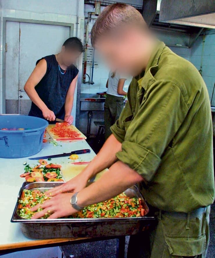 חייל מכין מזון באחד מבסיסי צה"ל