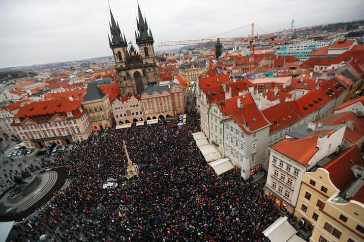 מפגינים נגד הגבלות קורונה פראג צ'כיה