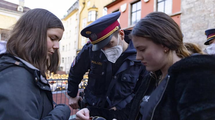 אוסטריה שוטרים אוכפים סגר ללא מחוסנים