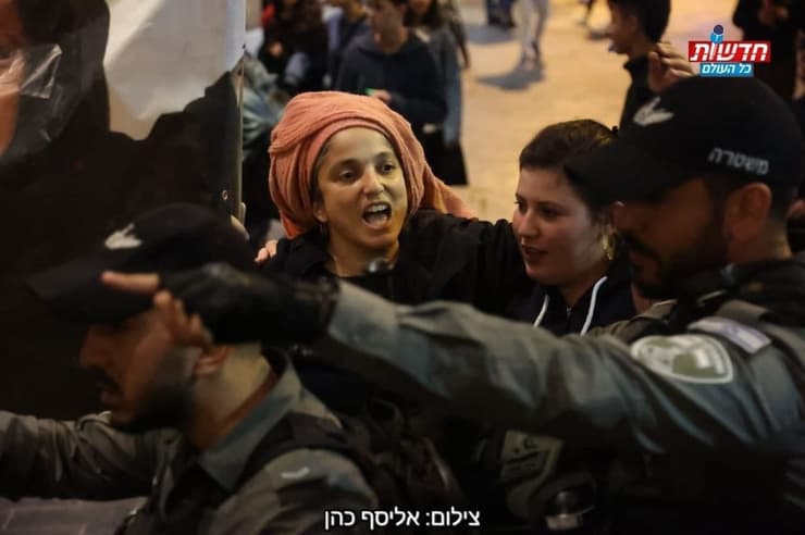 איילת סנדק, אמו של אהוביה סנדק בהפגנה בירושלים