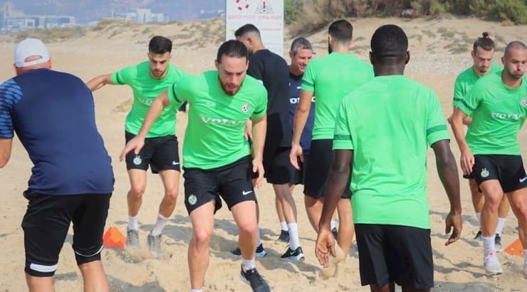 שחקני מכבי חיפה בחוף הים