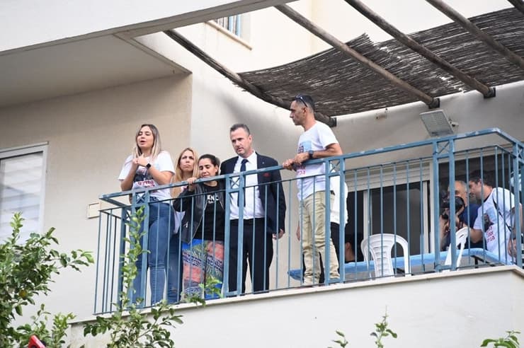 בני הזוג אוקנין במרפסת ביתם