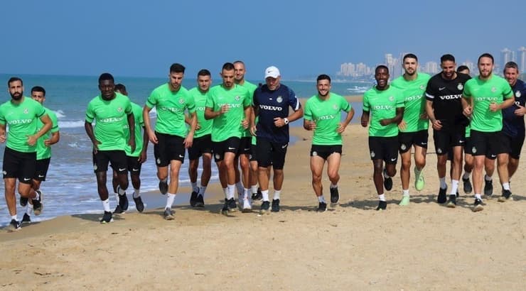 שחקני מכבי חיפה באימון בחוף