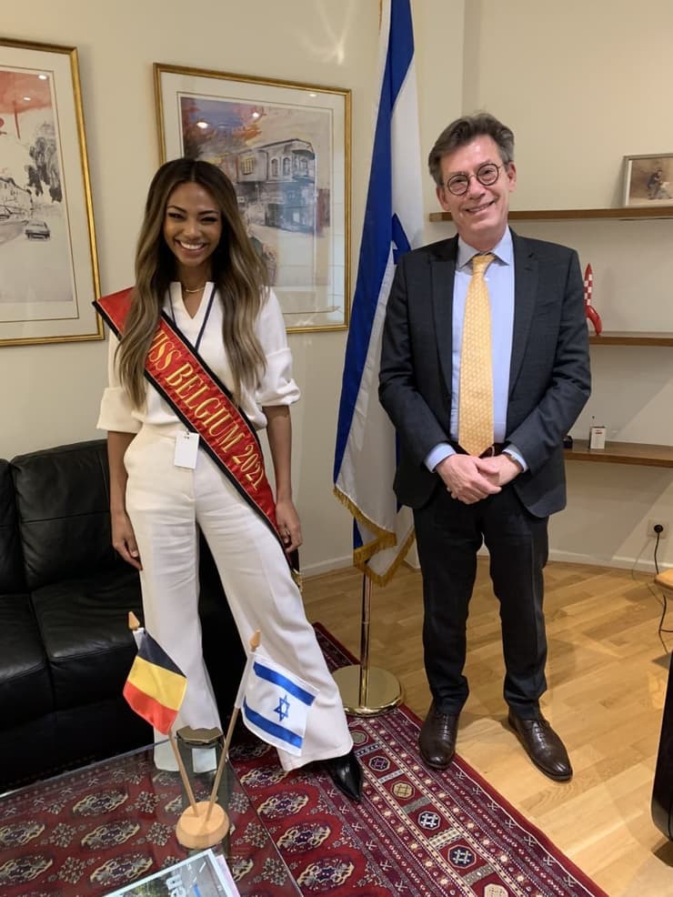 מלכת היופי של בלגיה קדיסט דלטור עם שגריר ישראל בבלגיה עמנואל נחשון