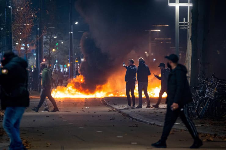 מהומות ב רוטרדם הולנד הפגנה נגד סגר חלקי