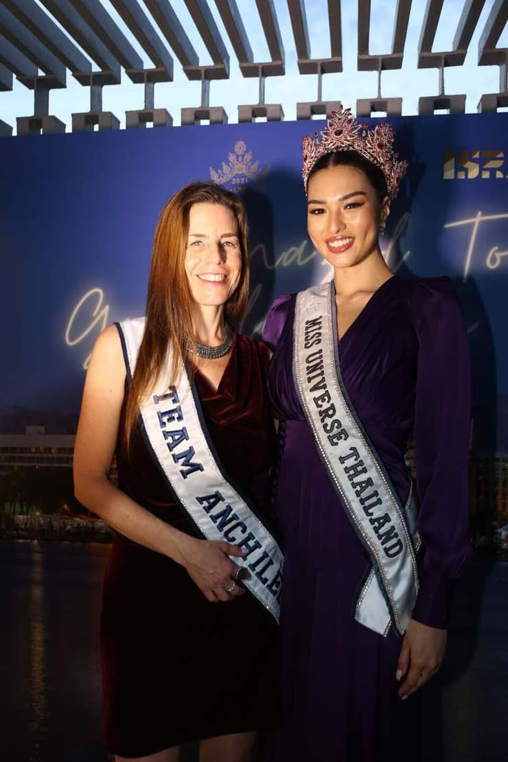 מלכת היופי של תאילנד עם שגרירת ישראל בתאילנד אורנה שגיב