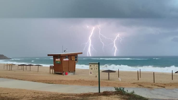 סופת ברקים בגן הלאומי חוף פלמחים
