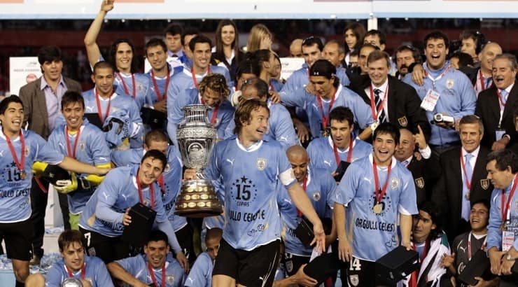 שחקני נבחרת אורוגוואי עם הקופה אמריקה