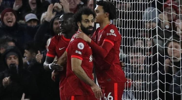 טרנט אלכסנדר ארנולד חוגג עם מוחמד סלאח וסאדיו מאנה (רויטרס) טרנט אלכסנדר ארנולד חוגג עם מוחמד סלאח וסאדיו מאנה