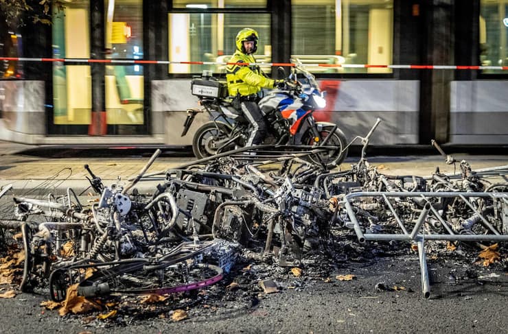 נזק ב רוטדרם הולנד אחרי הפגנה נגד סגר חלקי 