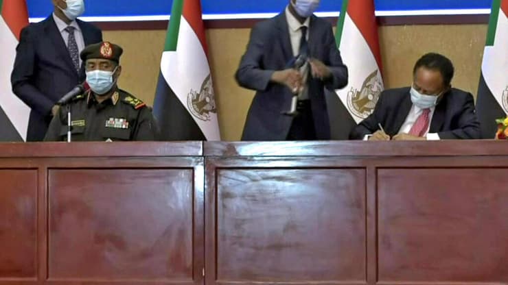 ראש ממשלת סודן עבדאללה חמדוק ומפקד הצבא אל בורהאן חותמים על הסכם ב חרטום