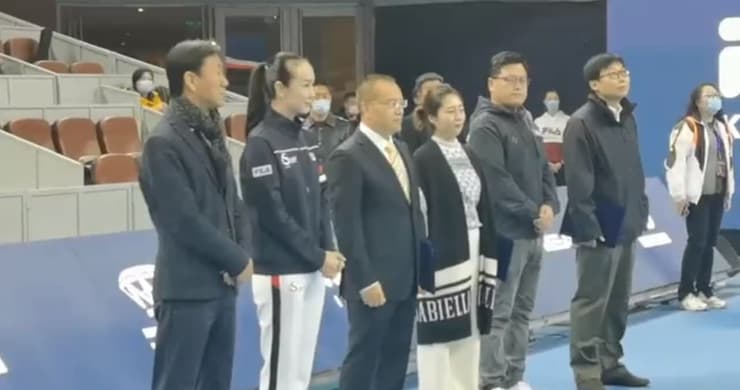 תיעוד של הטניסאית הנעדרת הסינית פנג שוואי במשחק טניס