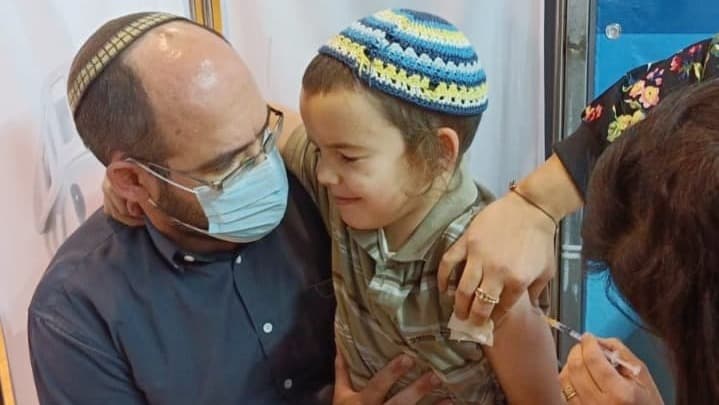 יוסף בן ה-7 מתחסן בקופת חולים כללית בכרמיאל
