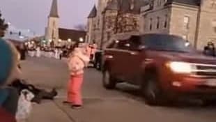 ארה"ב וויסקונסין אירוע דריסה המכונית חולפת ליד ילדה קטנה שרוקדת