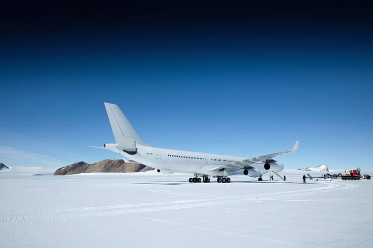 מטוס איירבוס A340 של חברת HiFly לאחר שנחת באנטרקטיקה