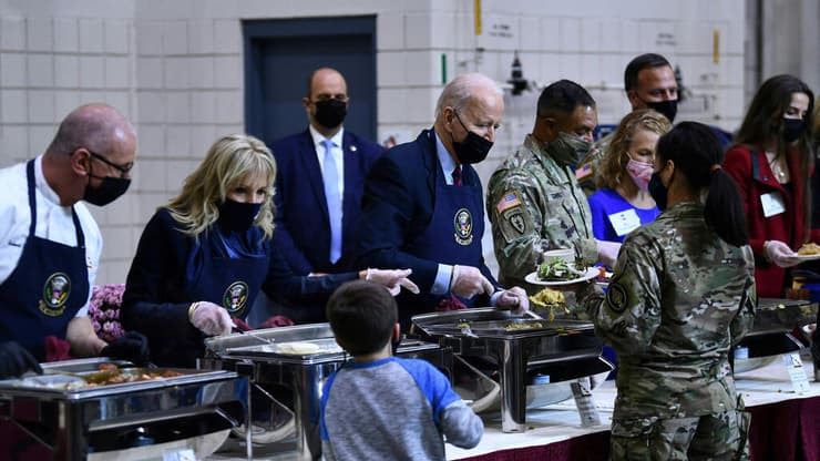 נשיא ארה"ב ג'ו ביידן ורעייתו ג'יל מחלקים אוכל לחיילים בצפון קרוליינה