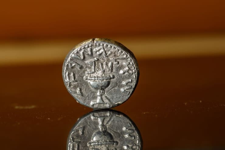 מטבע הכסף ועליו גביע עם הכיתוב: "שקל ישראל" והאותיות: ש"ב  (שנה ב' למרד)