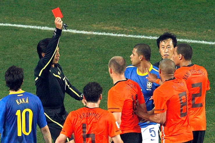 מלו מורחק מול הולנד במונדיאל 2010