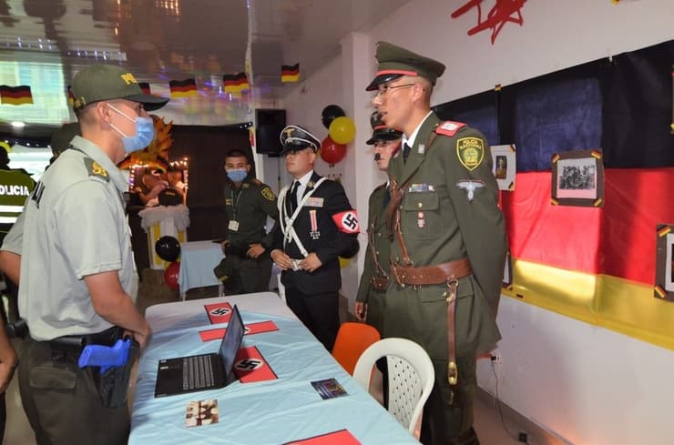 האקדמיה לשוטרים של קולומביה - במחווה לגרמניה הנאצית