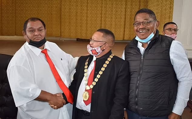 דרום אפריקה אנס נבחר ל ראש העיר באמצע ראש העיר ג'פרי דונסון מצד ימין סגנו וורנר משואה