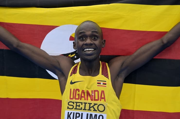 ג'ייקוב קיפלימו עם דגל אוגנדה