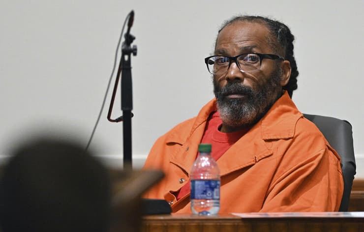 ארה"ב מיזורי קווין סטריקלנד ישב 43 שנה בכלא על רצח משולש זוכה 