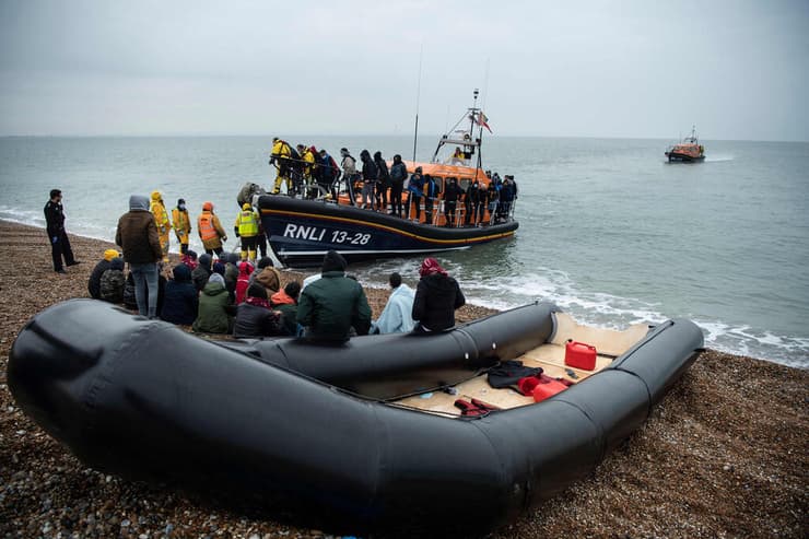 סירת מהגרים טבעה ב תעלת למאנש בדרך מ צרפת ל בריטניה