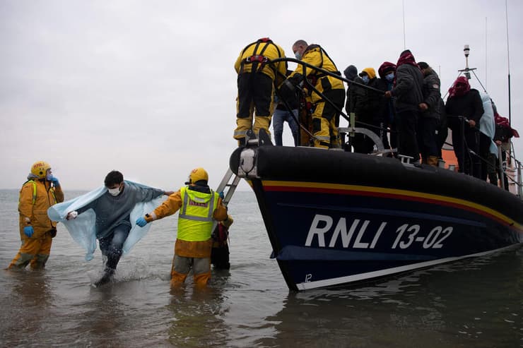 סירת מהגרים טבעה ב תעלת למאנש בדרך מ צרפת ל בריטניה