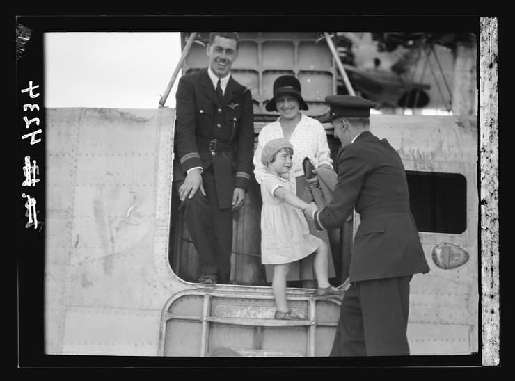 הנוסעת הראשונה שירדה מהטיסה הראשונה לכינרת, אוקטובר 1931