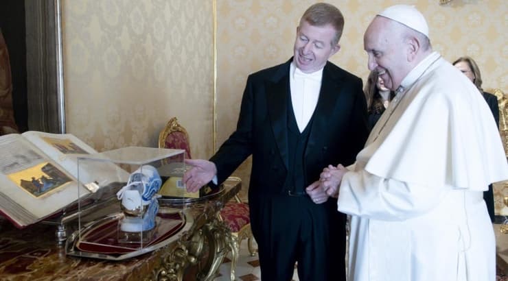 האפיפיור פרנציסקוס ושגריר ישראל בוותיקן רפי שוץ