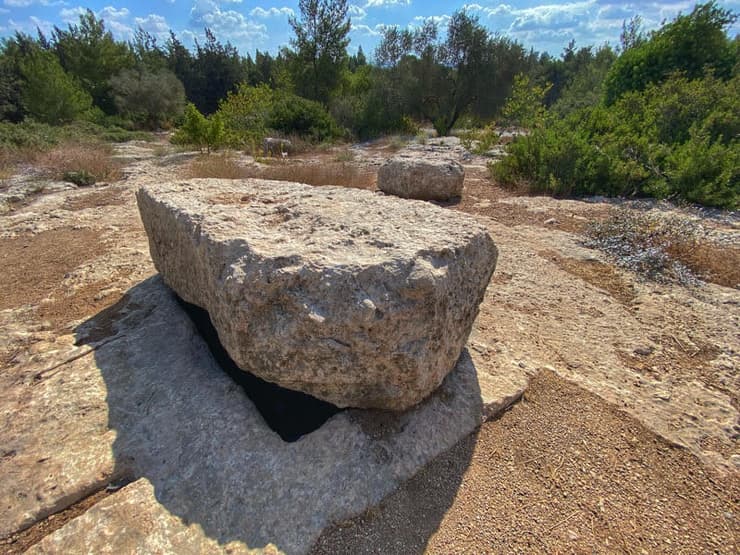 אחד מהקברים החצובים בסלע באתר "קובור אל יהוד", עם לוח אבן ענק מעליו. אף שהשלטים למקום מציינים כי מדובר ב"קברי המכבים", קברים אלו מתוארכים לתקופה הביזנטית, וכנראה היו של נוצרים