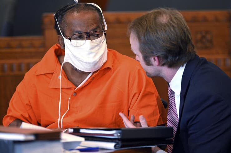 ארה"ב מיזורי קווין סטריקלנד ישב 43 שנה בכלא על רצח משולש זוכה 