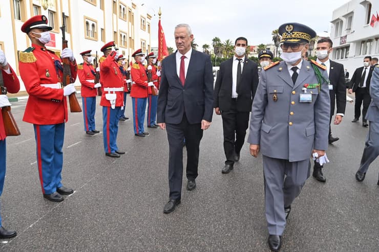 בני גנץ מתקבל במשמר כבוד ברבאט מרוקו, יחד עם המפקח הכללי של הכוחות המזוינים דוקו דארמי בלחיר אל-פארוק