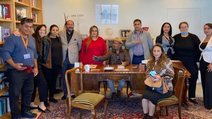 עיתונאים ממרוקו התיישבו בהתלהבות על הכסא והשולחן של שמעון פרס: "עשה אחלה שלום"