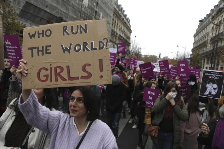 הפגנה נגד אלימות נגד נשים ב פריז צרפת נובמבר 2021
