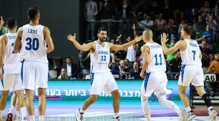 שחקני נבחרת ישראל חוגגים