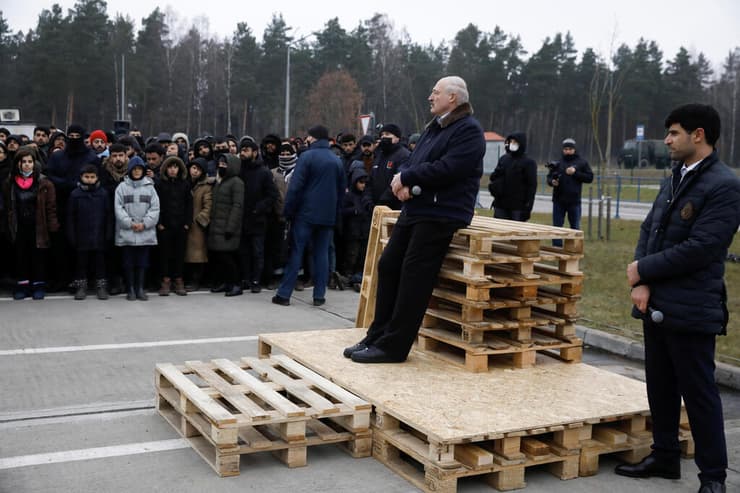 רודן נשיא בלארוס אלכסנדר לוקשנקו מבקר מהגרים בגבול עם פולין משבר