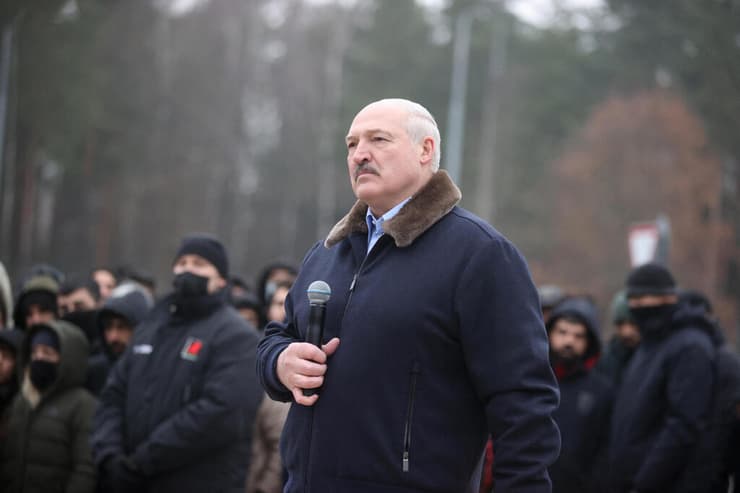 רודן נשיא בלארוס אלכסנדר לוקשנקו מבקר מהגרים בגבול עם פולין משבר