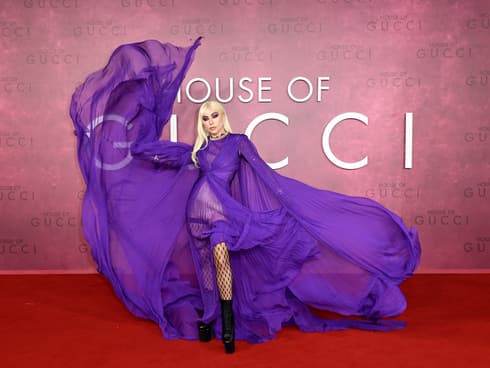 ליידי גאגא בשמלת שיפון חושפנית בעיצוב אלסנדרו מיקלה לגוצ'י
