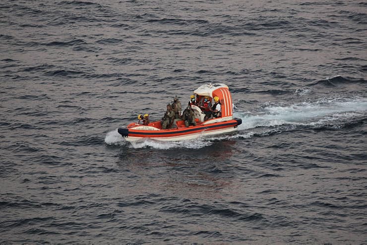 מלחים איראנים מ איראן שחולצו ב מפרץ עומאן אחרי שמונה ימים על ידי הצי האמריקני ארה"ב