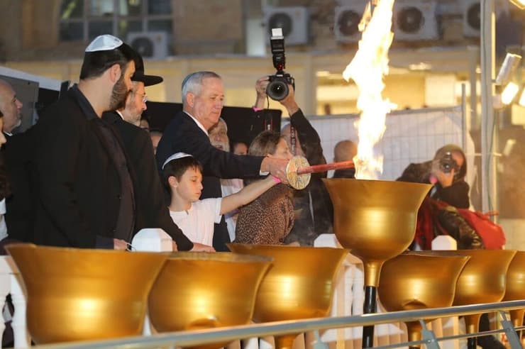 השר בני גנץ בהדלקה בכותל